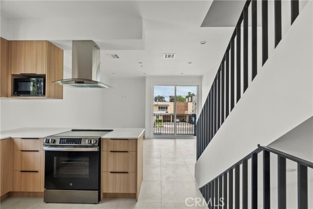 Photo - 13942 Vanowen St