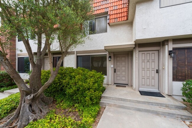 Building Photo - RPV Remodeled 2 bed 3 bath townhome in gat...