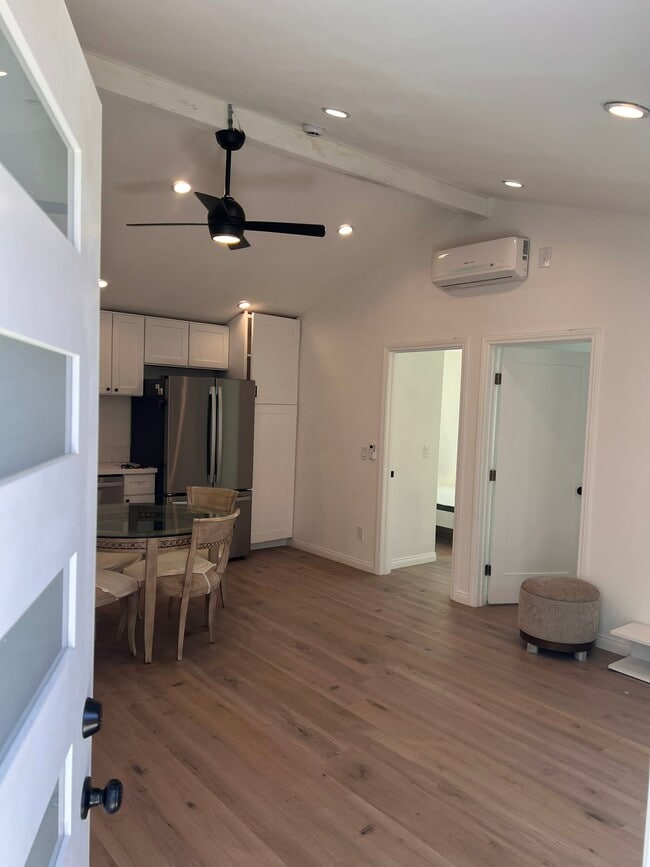 High ceiling - 16066 Bahama St