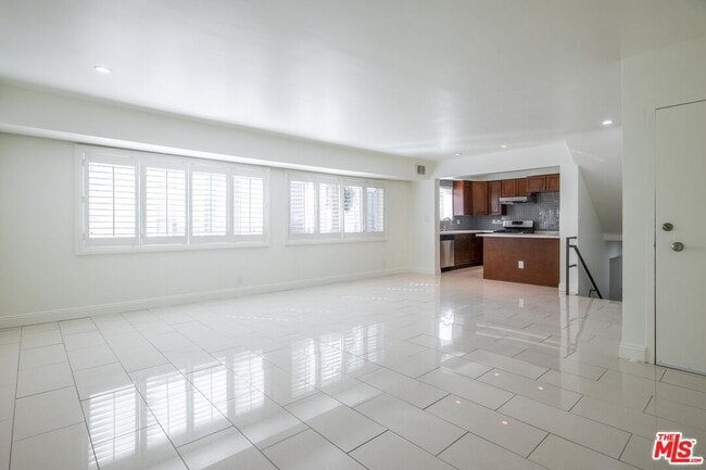 Building Photo - 148 S Reeves Dr Unit 4