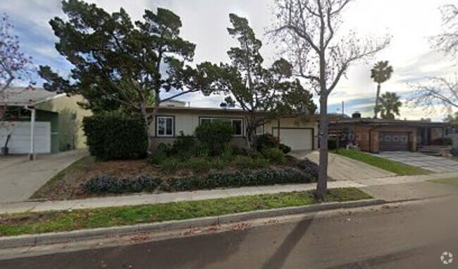 Building Photo - Available August 1st! 4 bed/ 2 bath home w...