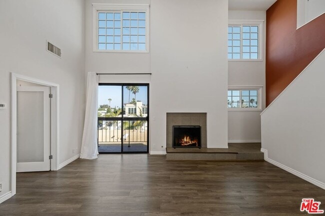 Building Photo - 818 6th St Unit 301