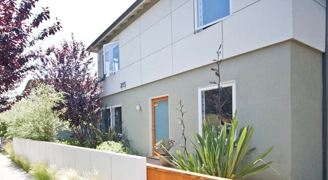 Building Photo - 215 3rd Ave Unit 1