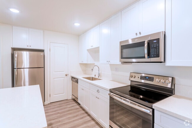 1 BR, 1 BA - 700 SF - Village View