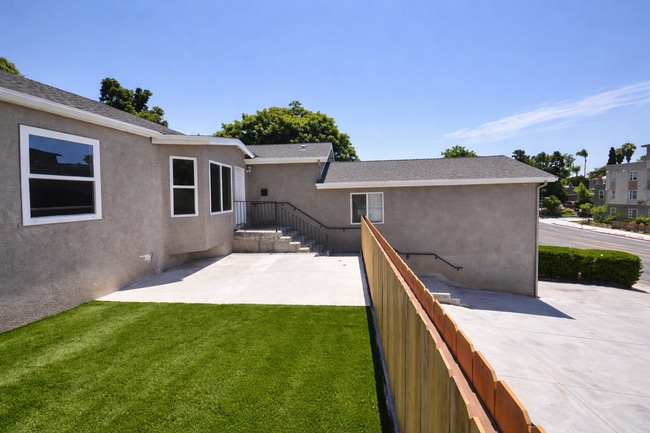 Building Photo - 6BD/3BA on College Ave!