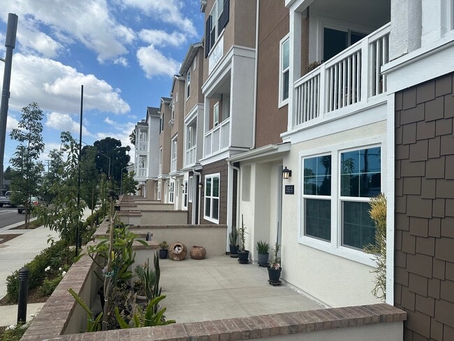 Building Photo - 155 W La Palma Ave Unit 4