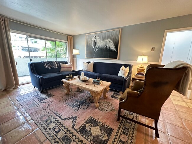 Photo - 960 Larrabee St Condo