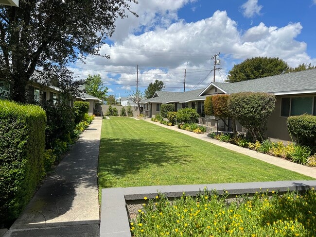 Building Photo - Charming 1 Bedroom unit, completely remodeled with In-Unit Washer/Dryer!