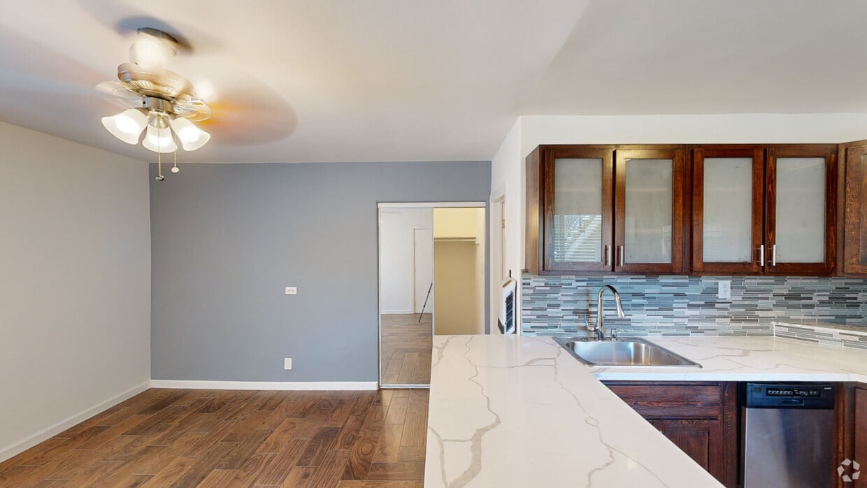 3D Tour - 3528 W Adams Blvd
