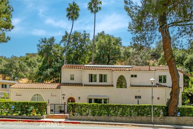 Building Photo - 2644 E Chevy Chase Dr