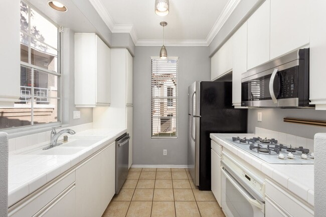 Building Photo - Beautiful Two Bedroom / Two Bathroom Condo Near Del Mar Beaches! Call for showing