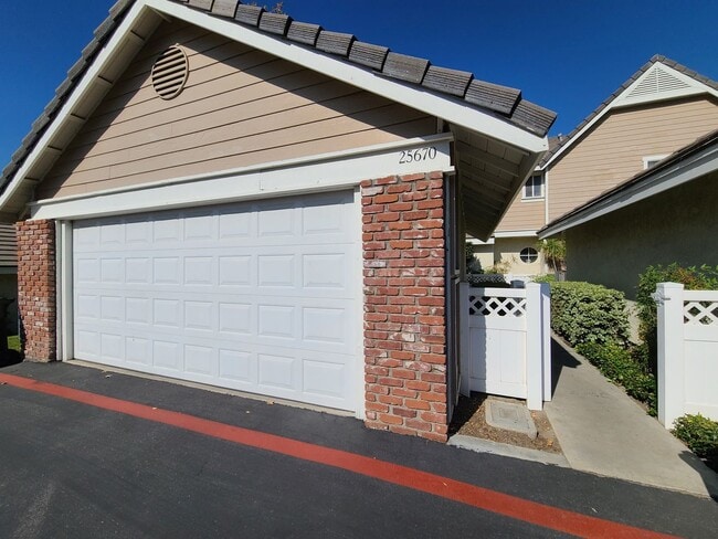 Building Photo - Two-Story, 2-Bedroom Mountain Vista Townho...