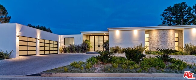 Building Photo - 920 Linda Flora Dr