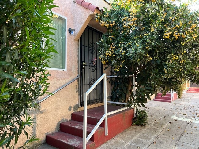 Building Photo - 5223 De Longpre Ave Unit 5223
