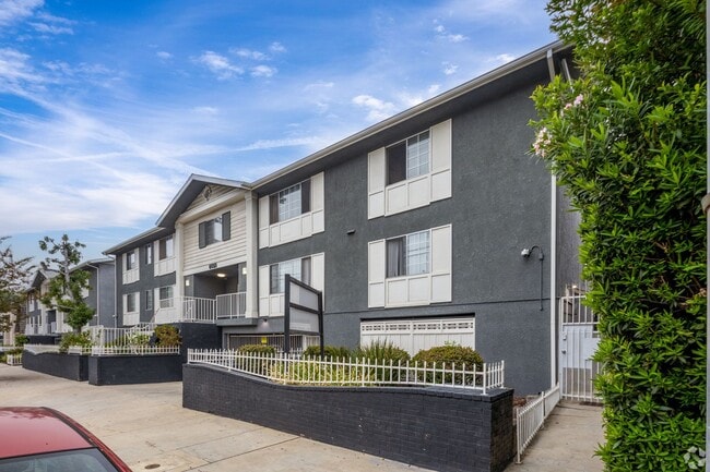 6651 Haskell Ave - 6651 Haskell Ave Apartments