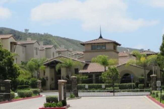 Building Photo - 3 Bedroom Townhome in gated Corte Bella community!!