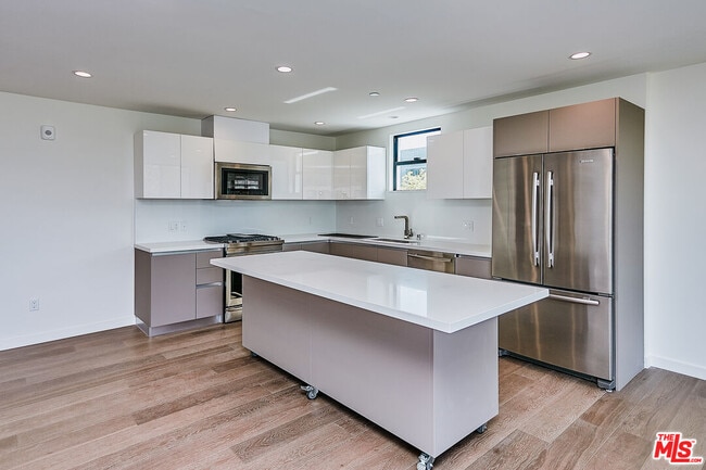 Photo - 328 N Maple Dr Unit 206