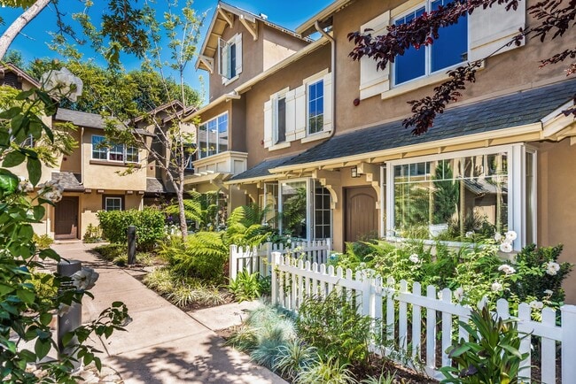 Building Photo - Spacious 3/2.5 Condo w/ Detached 1 Car Garage