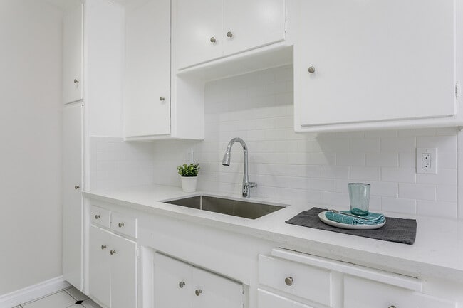 502 Orange # 12 Upstairs - Orange Point Apartments, 500-502 Orange Ave