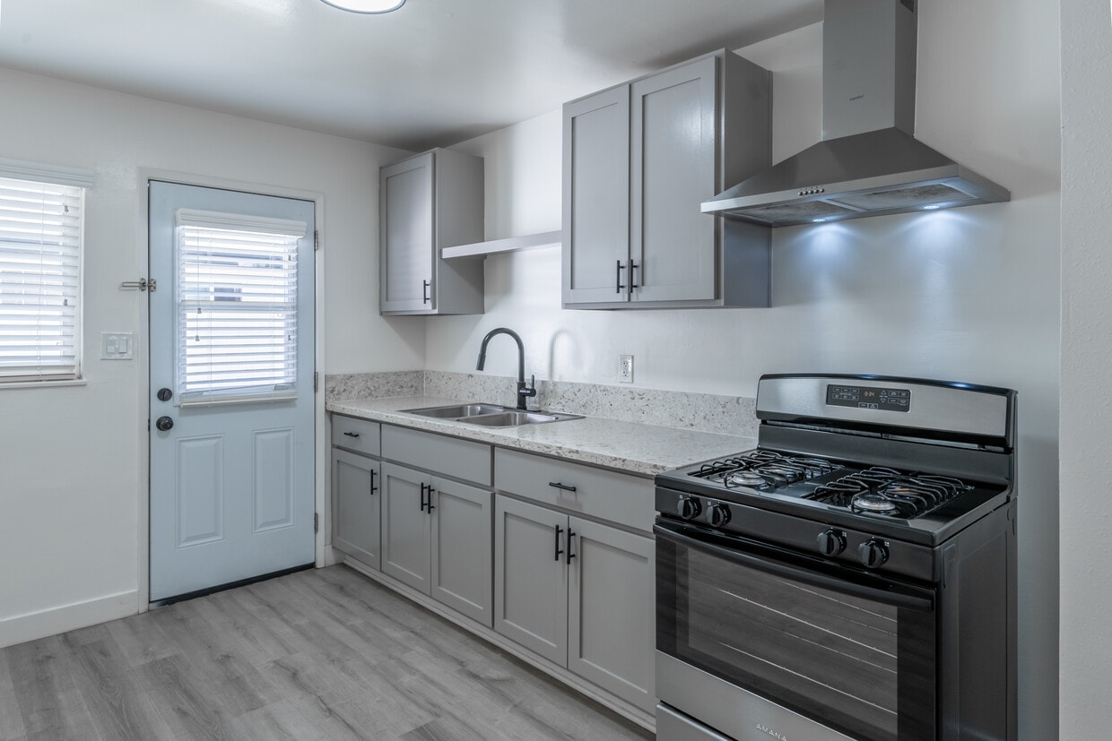 3D Tour - 870-899 S Philadelphia St. Apartments