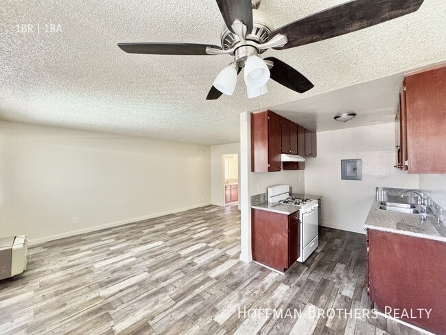 Building Photo - 20339 Saticoy St Unit 10