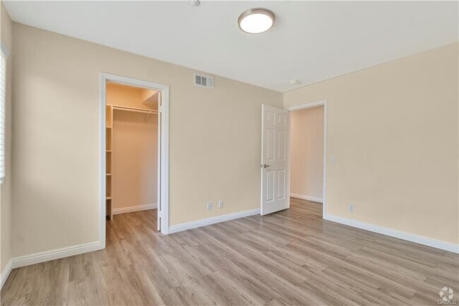 Building Photo - 340 S Orange Ave Rental