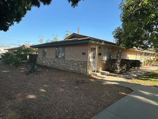 Building Photo - Cute 2 Bd 1Ba Unit in quiet 14 unit Apartment complex