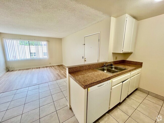 Building Photo - Upstairs 2BD/2BTH with Central A/C, Privat... Unit 10 Rental
