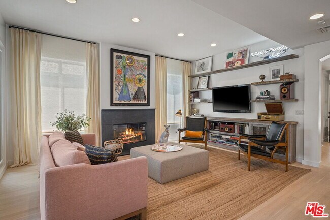 Photo - 835 Superba Ave