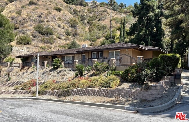 Building Photo - 1830 Maginn Dr