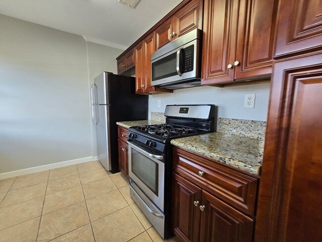 Photo - 6 bed house on Tipton Available!