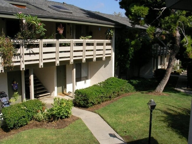 Building Photo - 23732 Hillhurst Dr Unit 34