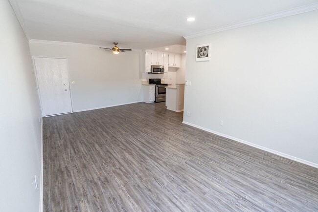 Photo - 4444 Ensign Avenue