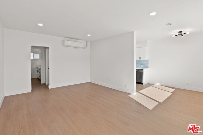 Photo - 4018 La Salle Ave