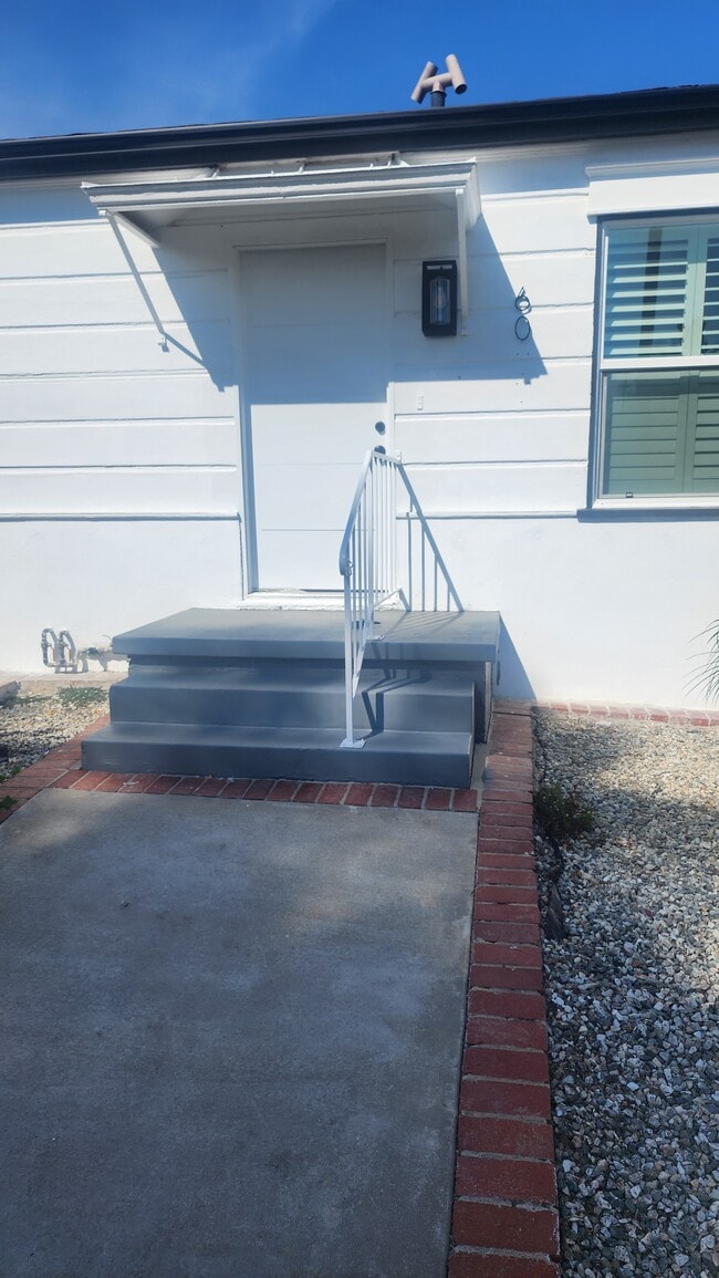 Building Photo - 6069 Comey Ave Unit 6069