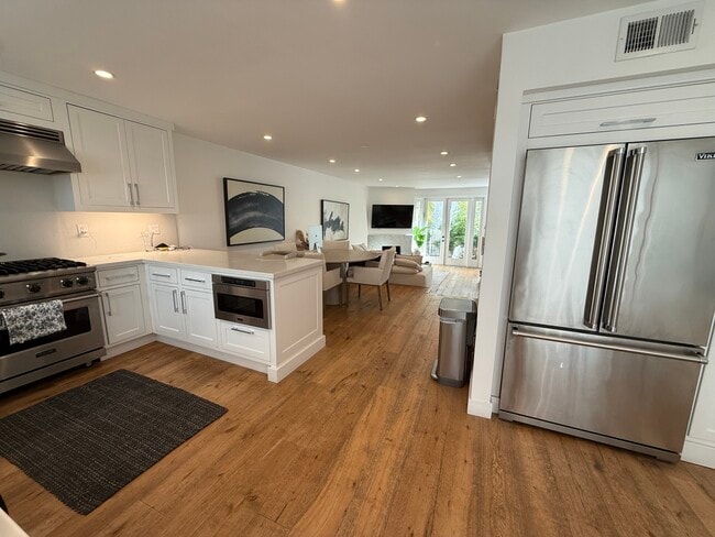 Building Photo - 8611 Burton Way Unit 15