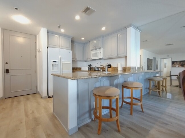 Entry & Kitchen counter - 121 S Hope St Unit 406