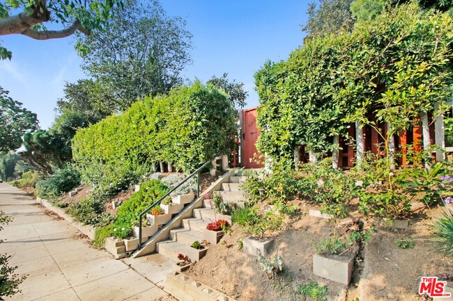 Building Photo - 2225 Montana Ave