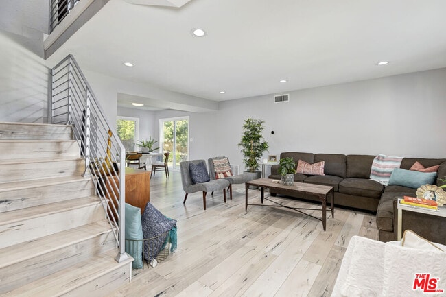 Photo - 628 Royalview St