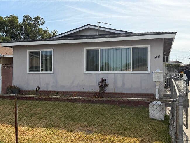 Photo - Charming 3 Bed / 1 Bath single story duplex located in a desirable neighborhood