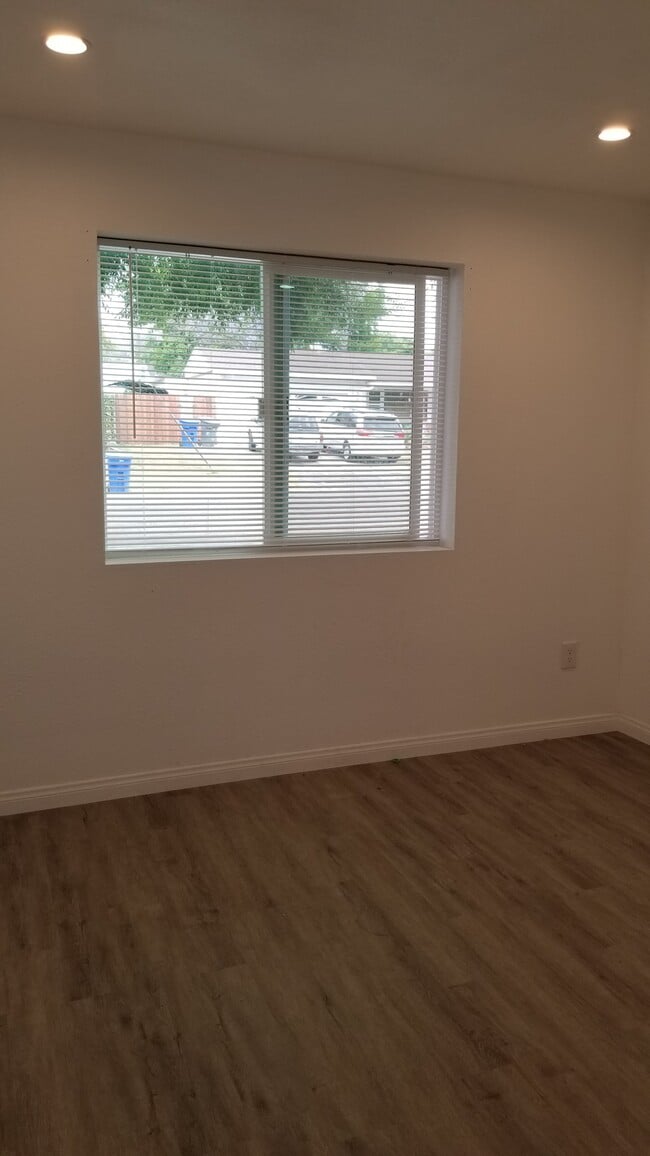 Photo - 8069 Darryl St