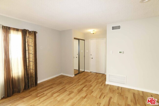 Photo - 1025 S Sherbourne Dr Unit 4
