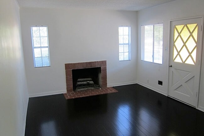 Living Room - 4927 Forman Ave
