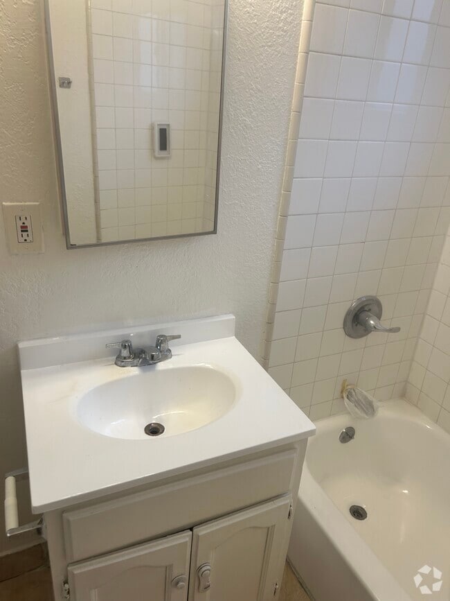 Building Photo - 736 1/2 W Century Blvd Unit downstairs Rental