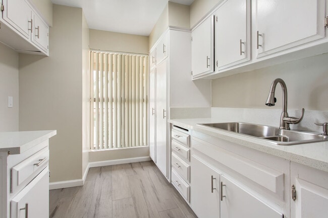 Photo - Erie-Holt Apts