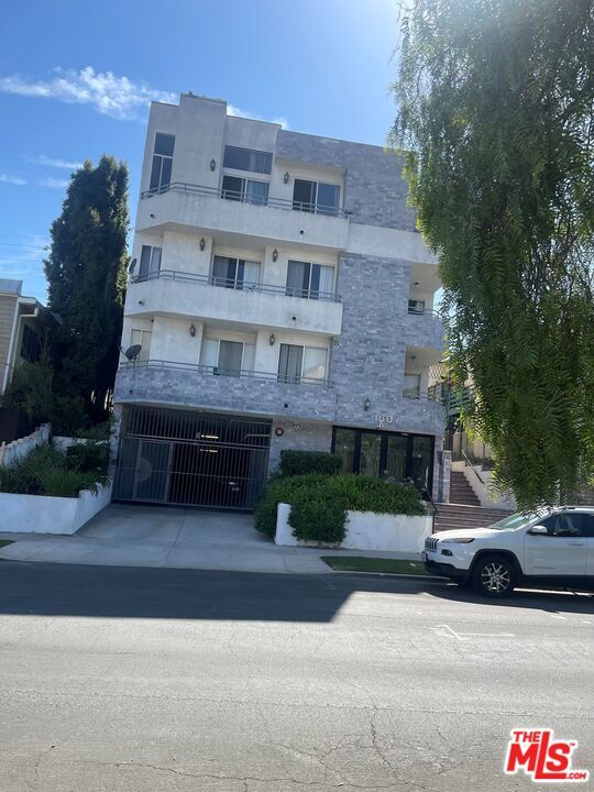 Building Photo - 1607 Glendon Ave Unit 4 Rental