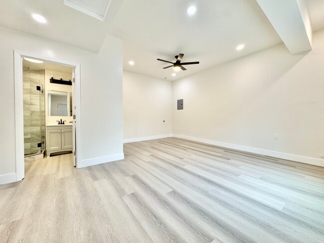 Building Photo - 12814 Pacific Ave Unit 1 Rental