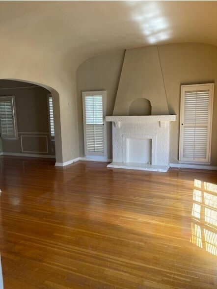 Living room - 6331 Lindenhurst Ave House