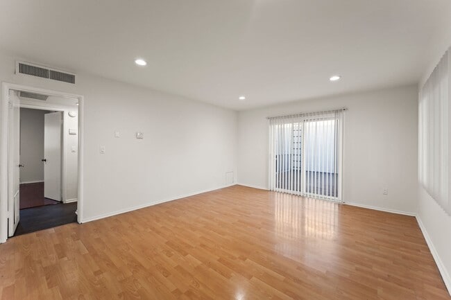 Photo - 5738 Woodman Ave Unit 3