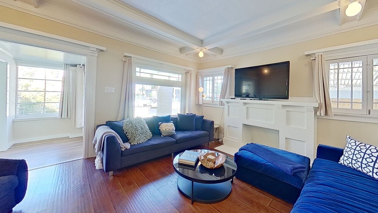 3D Tour - 607 N Gramercy Pl